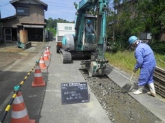 「切断した後、舗装を剥ぎ取ります」の画像