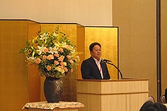 「新潟県市議会議長会会長としてあいさつをする丸山議長」の画像