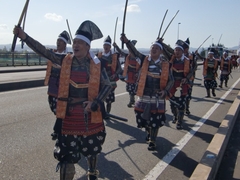 大手大橋を練り歩く議員たち