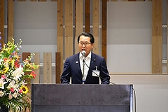 「新潟県市議会議長会会長としてあいさつをする丸山議長」の画像