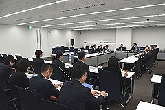 「人口減少対策特別委員協議会の様子」の画像