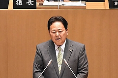 「就任のあいさつをする丸山広司議長」の画像