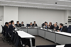 「まちづくり・新エネルギー対策特別委員協議会の様子」の画像