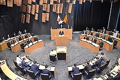 「議案の提案理由を説明する市長」の画像