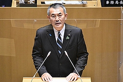 「就任のあいさつをする松井一男議長」の画像