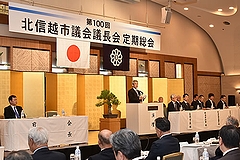 「▲北信越市議会議長会会長としてあいさつをする加藤議長」の画像
