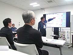 「東京電力ホールディングス（株）から説明を受ける磯田市長」の画像