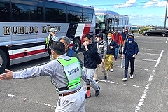「一時集合場所からバスに乗車して広域避難する一時移転訓練」の画像