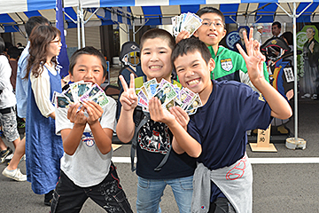 「先人21人のカードを楽しそうに集めていました」の画像