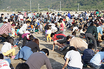 「砂浜に隠された番号札を掘り当て」の画像