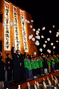 「夜空に向けて、感謝、誓い、祈りが込められた風船を飛ばしました」の画像