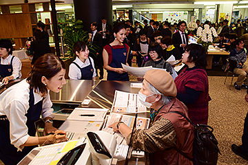 「初日から大勢の市民が来店」の画像