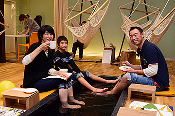 「足湯（100円）やハンモックでくつろぎながら」の画像