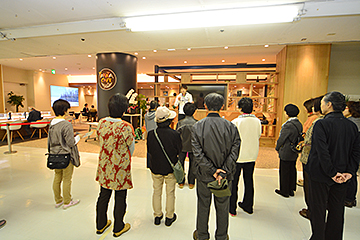 「カフェの店先で行う健康講座」の画像