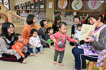 「元気に遊ぶ男の子を発見」の画像