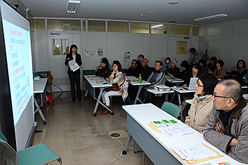 「検査実績や家畜の疾病例、食中毒予防法などの座学講座」の画像