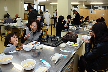 「長岡産の食材を使ったとん汁、もつ焼きなどを試食」の画像