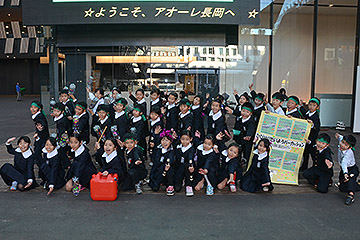 「決めポーズで団結の記念撮影」の画像