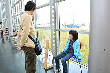 「自由に座れる椅子の展示」の画像