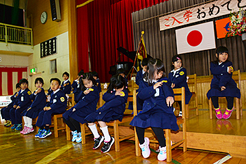 「少し引き締まった表情を見せていました」の画像