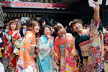 「記念撮影をしたりする姿が見られました」の画像
