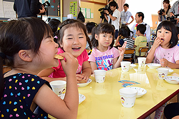 「子どもたちは元気にもりもりと食べて、あっという間に完食」の画像