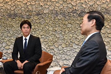 「瀧口陽平選手が森市長を訪問」の画像