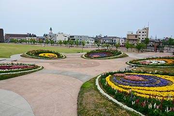 「５つの花びらの花壇は季節ごとに花を変えています」の画像