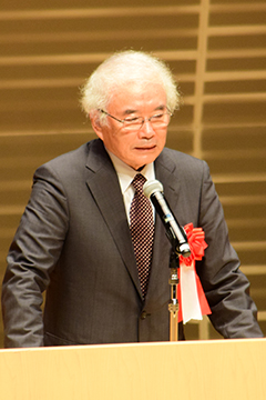 「「たくさんの物語や絵本を子どもたちに読み聞かせてください。」と語りました。」の画像