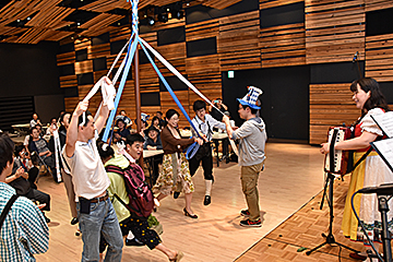 「伝統的な踊り「メイポールダンス」に挑戦」の画像