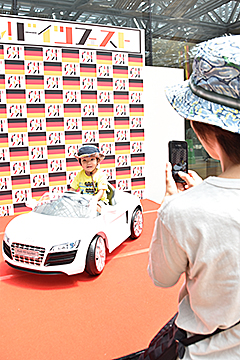 「おもちゃのドイツ車に乗って記念撮影」の画像