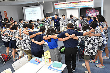 「みんなで円陣を組んで気持ちを一つに」の画像