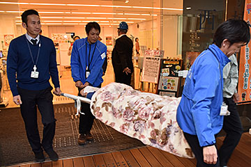 「けが人も想定した救急処置・搬送訓練」の画像