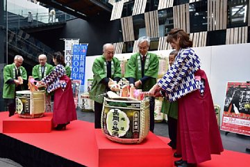 「鏡開きでオープン」の画像