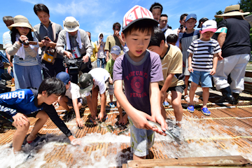 「川口やな場と魚野川水辺プラザがリニューアルオープン」の画像