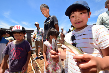 「川魚のつかみどりなどの記念イベントを行います」の画像