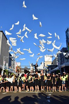 「ハト型風船を大空へ」の画像