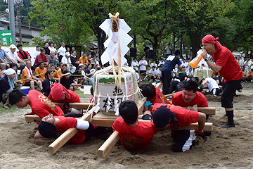 「全日本樽みこし綱引き選手権大会」の画像