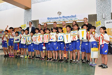 「児童たちが国旗を手に「Welcome to Nagaoka！」と歓迎」の画像