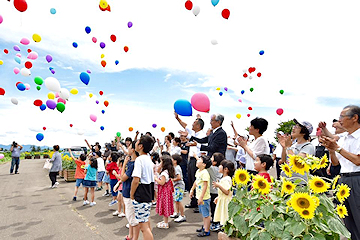 「祈りの風船を大空に放ちました」の画像