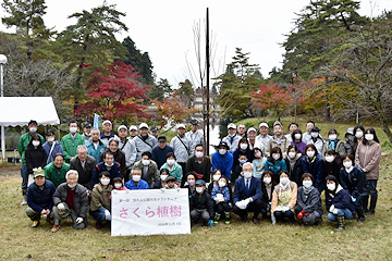 「桜の植樹を行いました」の画像