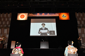 「新成人代表の岡田さんはリモートで参加」の画像