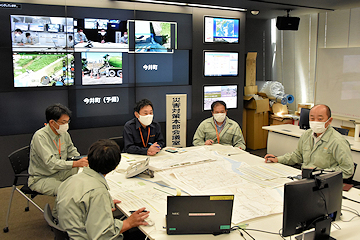 「オンラインで現地の状況を共有」の画像