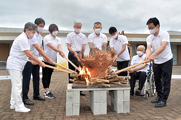 「採火式を馬高縄文館で開催」の画像