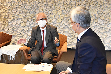 「同研究会会長の上石勲さん」の画像