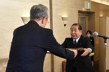 「長岡商工会議所会頭の丸山智さん」の画像1