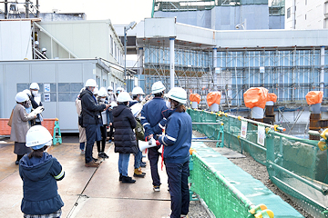 「建設現場を見学したり」の画像