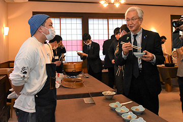 「試食した磯田市長」の画像