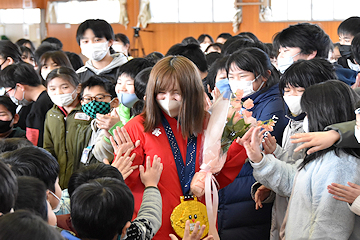 「星野純子選手が栖吉小学校と栖吉中学校を訪問」の画像