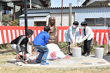 「除幕式を開催」の画像